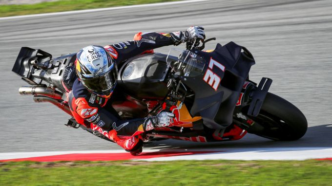Pedro Acosta (Red Bull KTM) rückt mit einer dramatisch anmutenden Verkleidung aus. Pedro Acosta KTM MotoGP