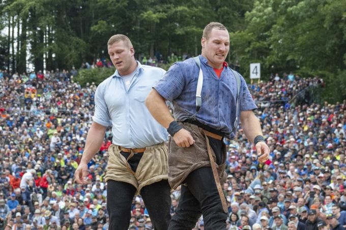 Schwingerkönig Joel Wicki (rechts) muss ohne Unterstützung von Pirmin Reichmuth (links) antreten. Joel Wicki