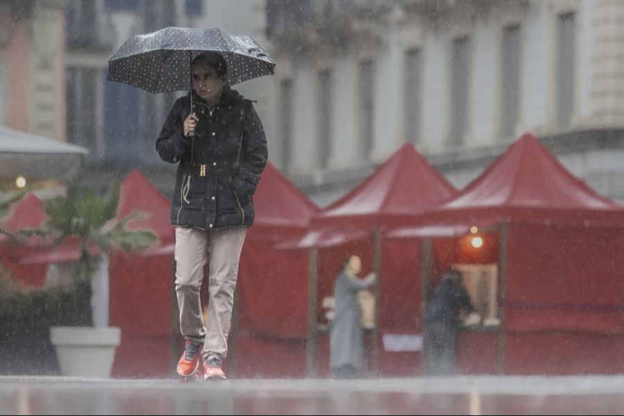 Am Sonntag präsentiert sich das Wetter regnerisch und weniger warm. (Symbolbild)