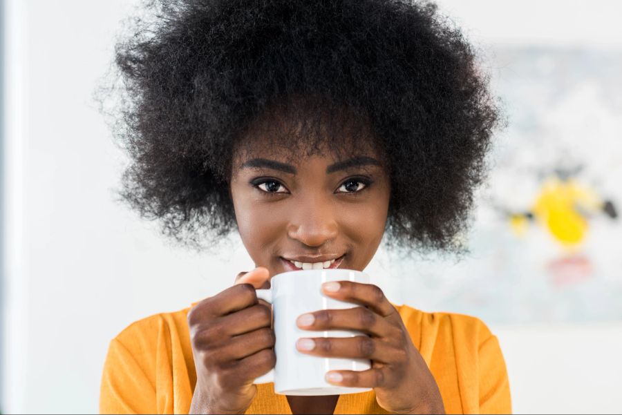 Frau trinkt Kaffee