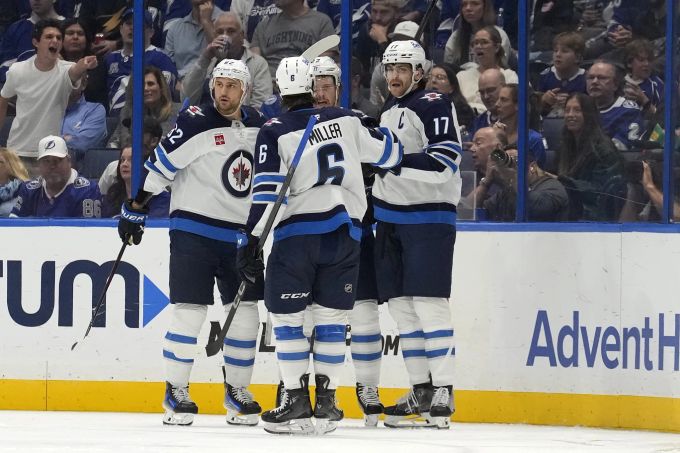 Nino Niederreiter (li.) feiert ein Tor für die Jets in der NHL. Jets Lightning Hockey