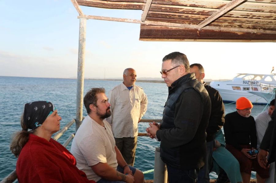 Gouverneur Generalmajor Amr Hanafi spricht mit Überlebenden des Bootsunglücks von Ägypten.