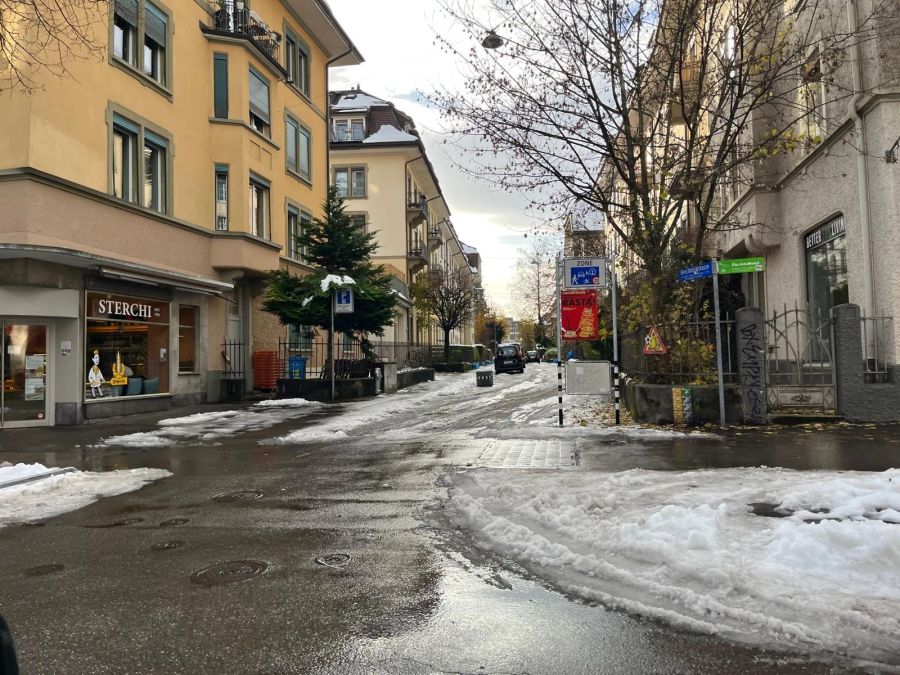 Die Berchtoldstrasse in der Länggasse. Auch hier wurde der Schnee am Dienstagnachmittag noch nicht geräumt.