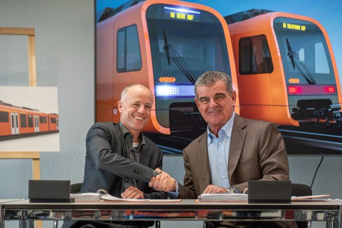 Vertragsunterzeichnung Fabian Schmid (Direktor RBS links) und Peter Spuhler (Verwaltungsratspräsident von Stadler Rail AG). RBS
