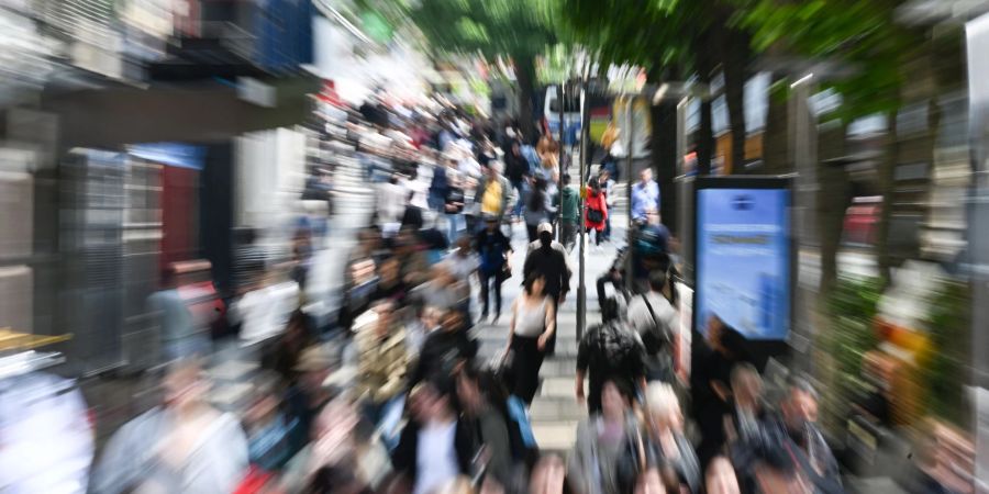 Deutschlands Konjunktur stagniert, viele Menschen sind beim Konsum eher zurückhaltend.