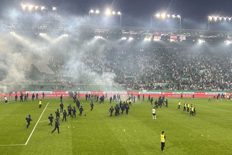 Nach Abpfiff stürmen Fans beider Lager das Spielfeld. Es kommt zu gewaltsamen Szenen.