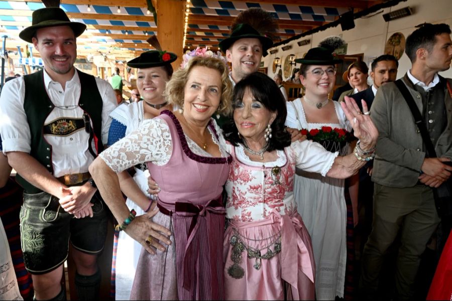 Schauspielerin Michaela May (links) und Unternehmerin Regine Sixt bei der Damenwiesn.