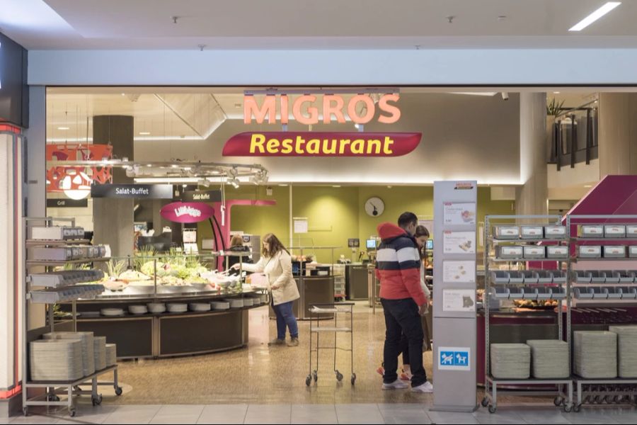 Auch die Restaurants der Migros werden in der kalten Jahreszeit besser besucht. (Archivbild)