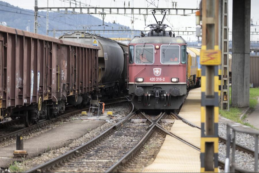 Die veralteten Lokomotiven der SBB erschweren den pünktlichen Güterverkehr zusätzlich.