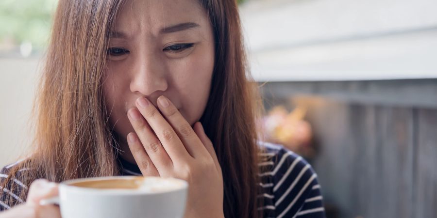 Frau, Kaffee, angewiderter Gesichtsausdruck