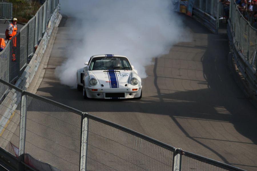 Der Porsche von Fabio Scherer geht  in Arosa in Flammen auf.