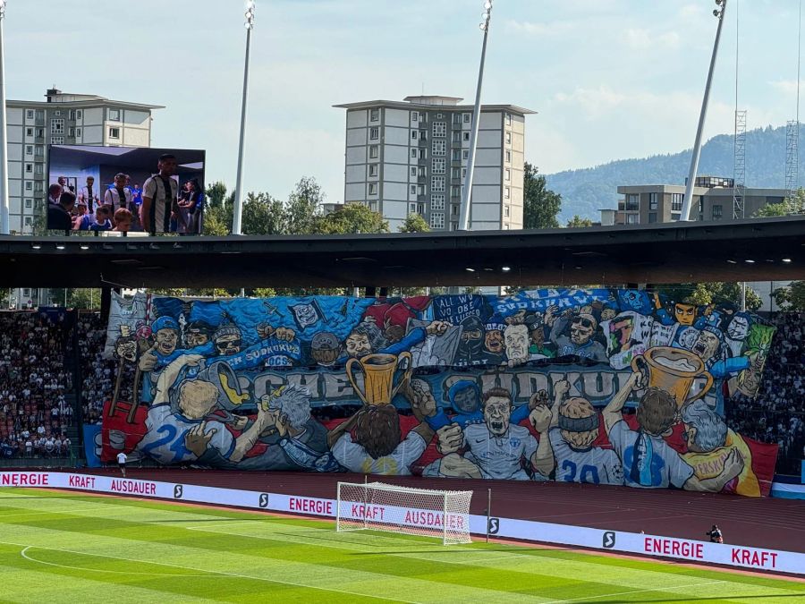 Die Spieler werden von den Fans mit einer eindrücklichen Choreo begrüsst.