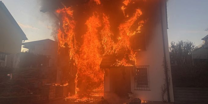 Niederhelfenschwil SG - Autobrand greift auf Einfamilienhaus über
