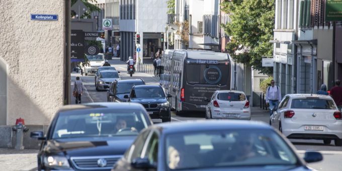 Der Strassenverkehr rund um den Kolinplatz in der Zuger Innenstadt ist stark belastet. Kolinplatz