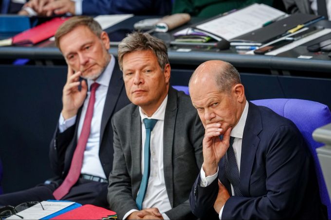 Aussenpolitisch trauen viele Deutsche Friedrich Merz mehr zu als Robert Habeck (Mitte) und Olaf Scholz (rechts). Lindner Habeck Scholz Merz