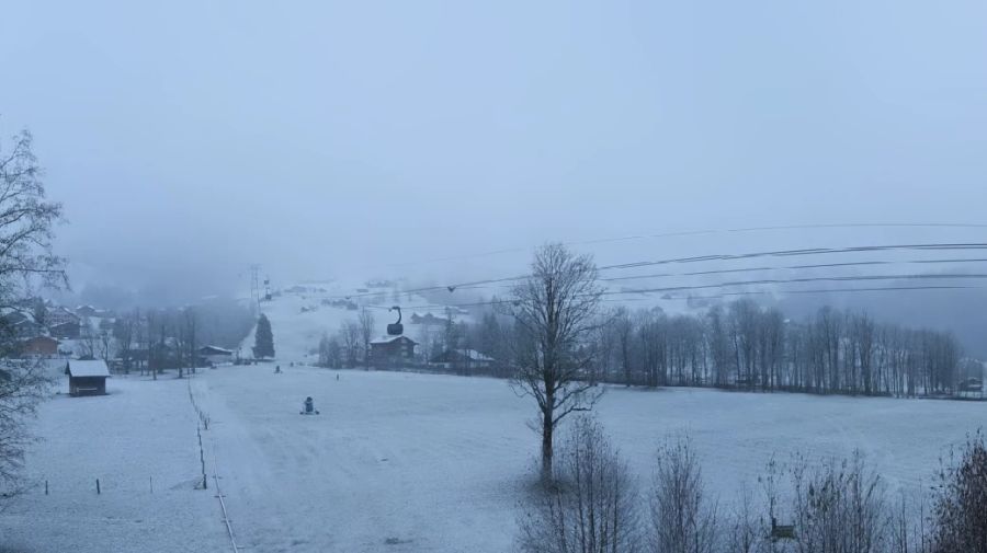 In Grindelwald im Berner Oberland hat es bis auf 937 Meter über Meer geschneit.