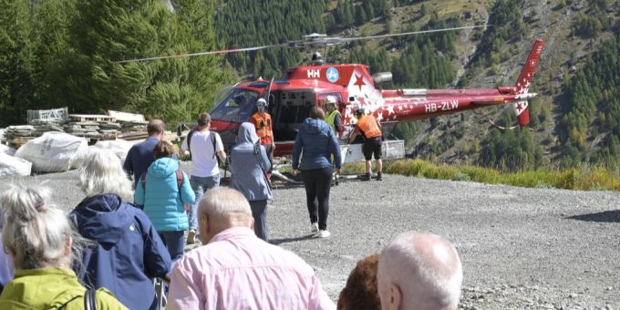 Touristen konnten Saas-Fee im Wallis bisher nur mit dem Helikopter verlassen – auch eine Aargauer Schulklasse wurde am Montag kostspielig ausgeflogen. Saas-Fee Saastal