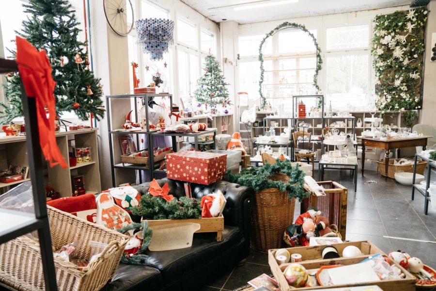 Schweizweit gibt es 20 brocki.ch-Filialen, in denen zahlreiche Weihnachtsgeschenke schlummern.