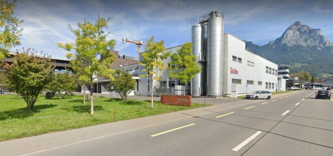 Die mysteriöse Holzskulptur von der Zürichsee-Insel Schönenwerd ist nun bei der Schoggifabrik Max Felchlin AG in Ibach SZ aufgetaucht. Max Felchlin AG