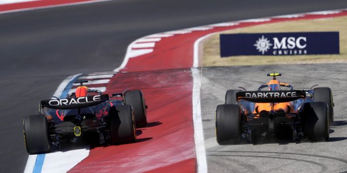 Lando Norris (r.) und Max Verstappen (l.) duellieren sich um den WM-Titel in der Formel 1. Formel 1