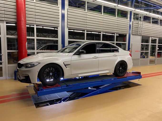 Das Auto wurde aus dem Verkehr genommen. aus Verkehr genommen.