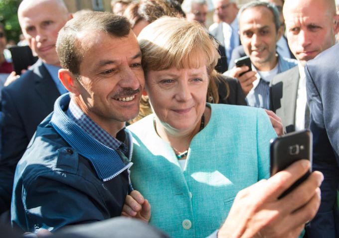 Merkel schlug Selfie-Wünsche auch aus Gründen der Höflichkeit nicht aus. merkel selfie