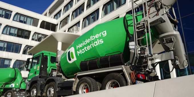 Der deutsche Baustoffkonzern Heidelberg Materials war auch im dritten Quartal 2024 auf Wachstumskurs. (Archivbild) Heidelberg Materials LKW Zementmischer