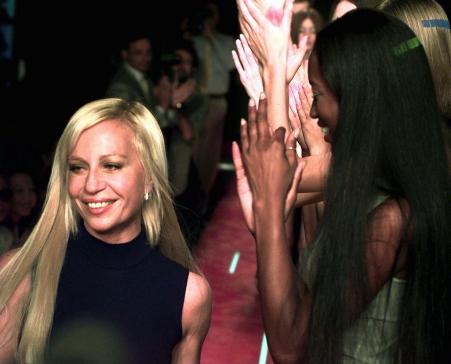 Natürliche Haare, natürliche Lippen: So präsentierte sich Donatella Versace noch im Jahr 1997.