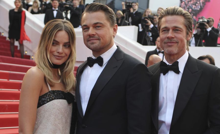 Margot Robbie mit Leo DiCaprio und Brad Pitt (r.).