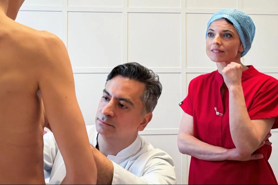 Bekannt ist Rezaeian (M.) unter anderem aus einer SRF-Doku mit Mona Vetsch (r.).