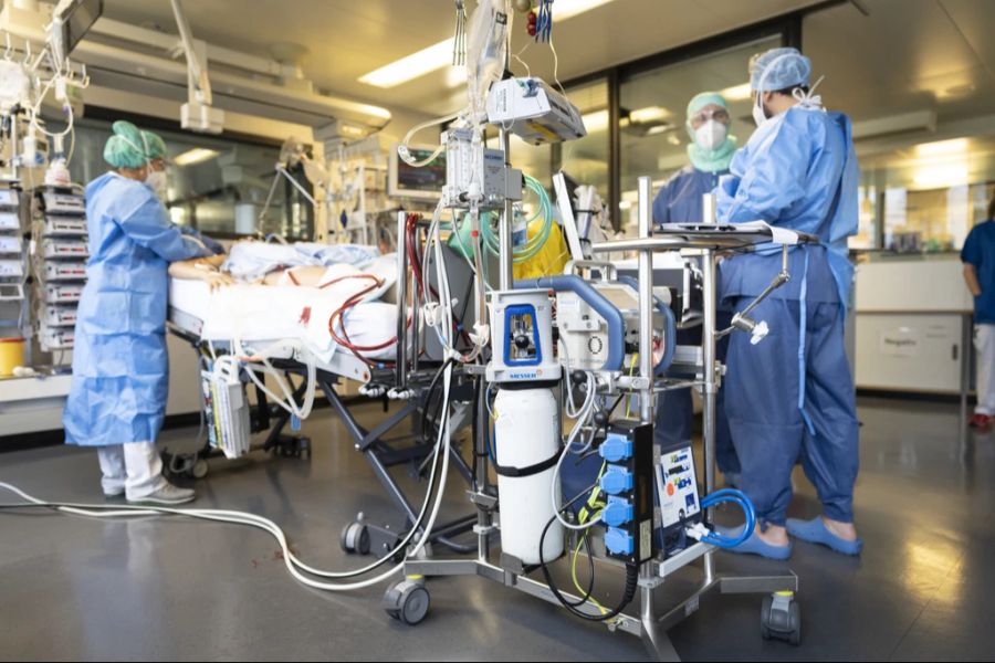 Einige Patientinnen und Patienten auf der Intensivstation erhalten täglich einen halben Liter Bier via Magensonde. (Symbolbild)