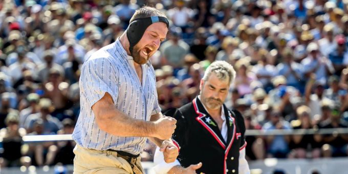 Der Schwinger Matthias Aeschbacher, einer der beiden Gewinner, nach seinem Sieg gegen Martin Hersche beim Berner Kantonalen Schwingfest am 25. Juni 2023 in Tramelan im Berner Jura.