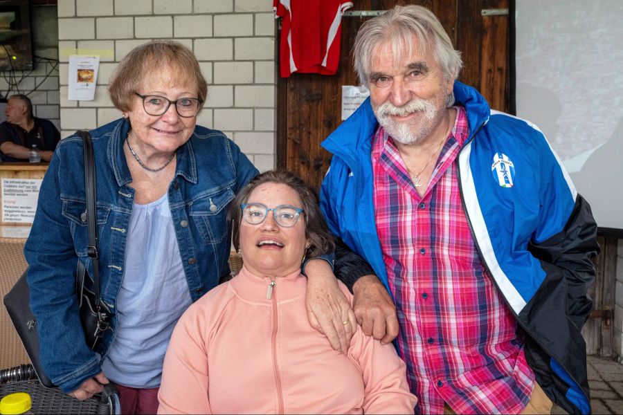 Linda König (mitte) umrahmt von ihren Eltern Verena (links) und Martin (rechts).