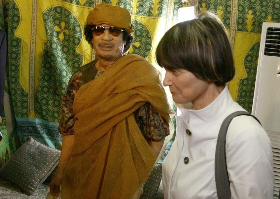 Der libysche Diktator Muammar Gaddafi trifft sich mit Aussenministerin Micheline Calmy-Rey, am 13. Juni 2010, nachdem eine Vereinbarung der beiden Länder unterzeichnet worden war.