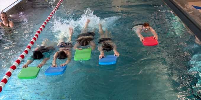 Die Kinder bei einer Schwimmlektion im frisch sanierten Therapiebad. Therapiebad