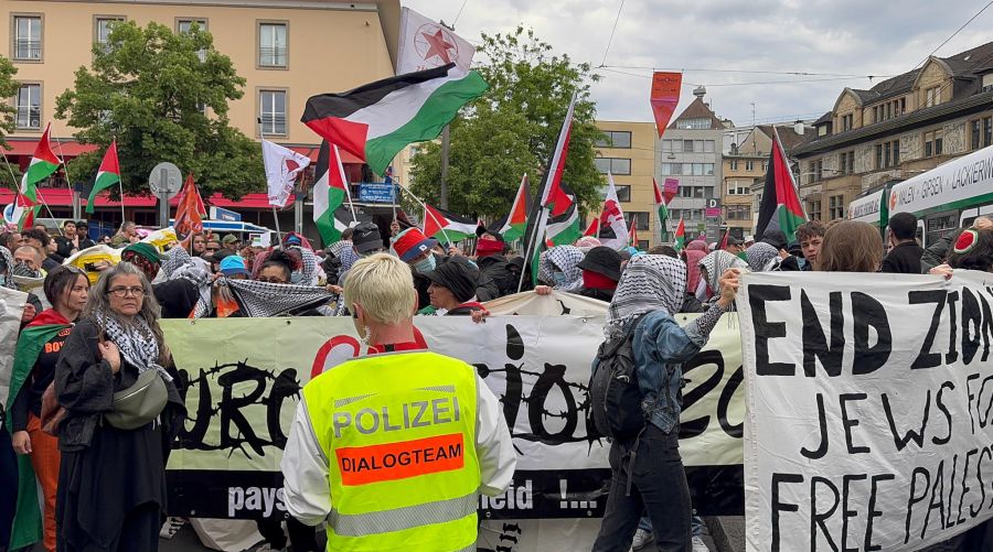 Die Protestierenden in der vordersten Reihe sind vermummt.