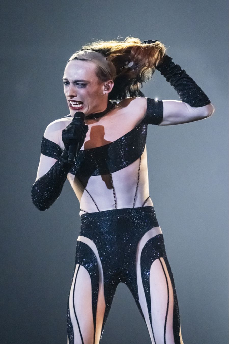 Nicht alle Fans loben den spektakulären Auftritt des ESC-Stars.