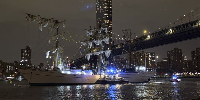 Das Trainingschiff der mexikanischen Marine ist mit der Brookyln Bridge in New York kollidiert. Dabei sollen 20 Menschen verletzt worden sein. Brooklyn Bridge Collision