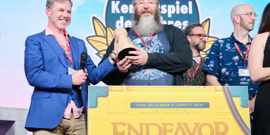 Als «Kennerspiel des Jahres» wurde «Endeavor: Die Tiefsee» von Carl de Visser (2.v.l.) und Jarrat Gray (l) ausgezeichnet.
