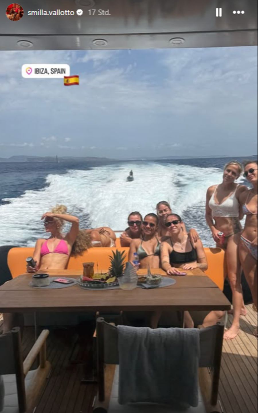 Smilla Vallotto und ihre Nati-Kolleginnen geniessen die Zeit auf einer Jacht vor der Küste Ibizas.