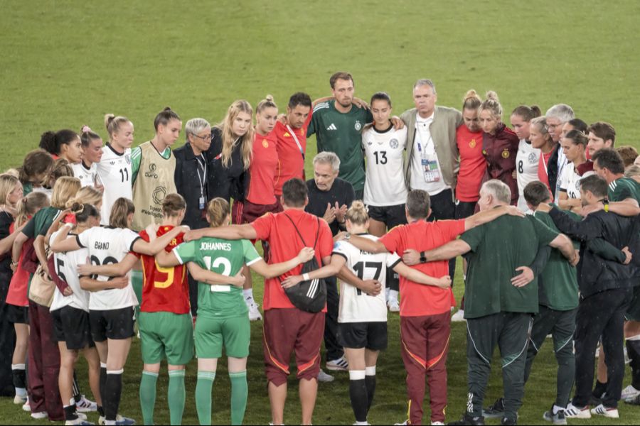 Bundestrainer Christian Wück spricht zu seinem Team.