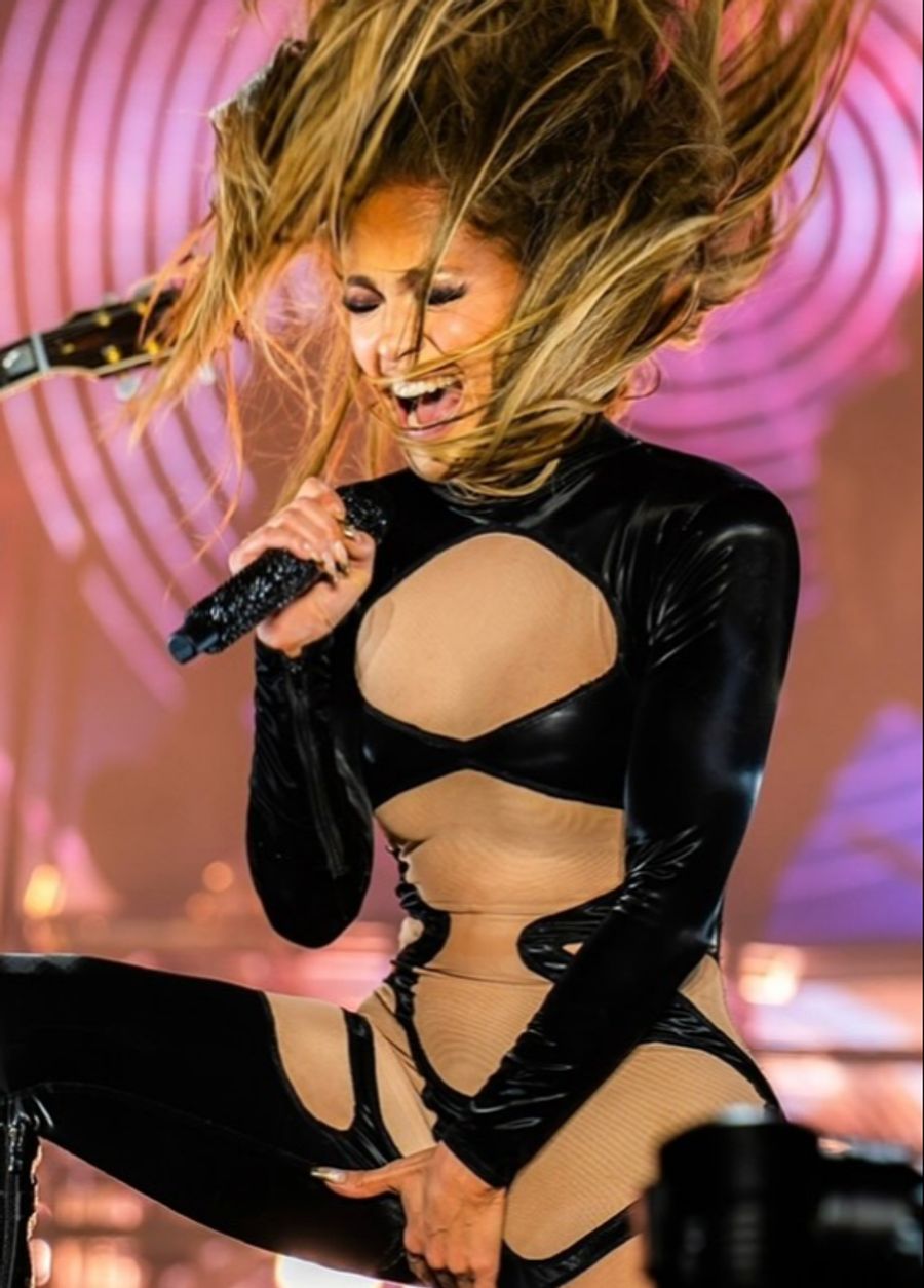 Auch einen Leder-Catsuit rockte J.Lo auf der Bühne.