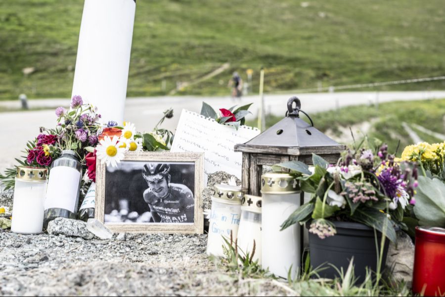 Zwei Jahre später ehren die Fahrer der Tour de Suisse den verunglückten Rad-Profi.