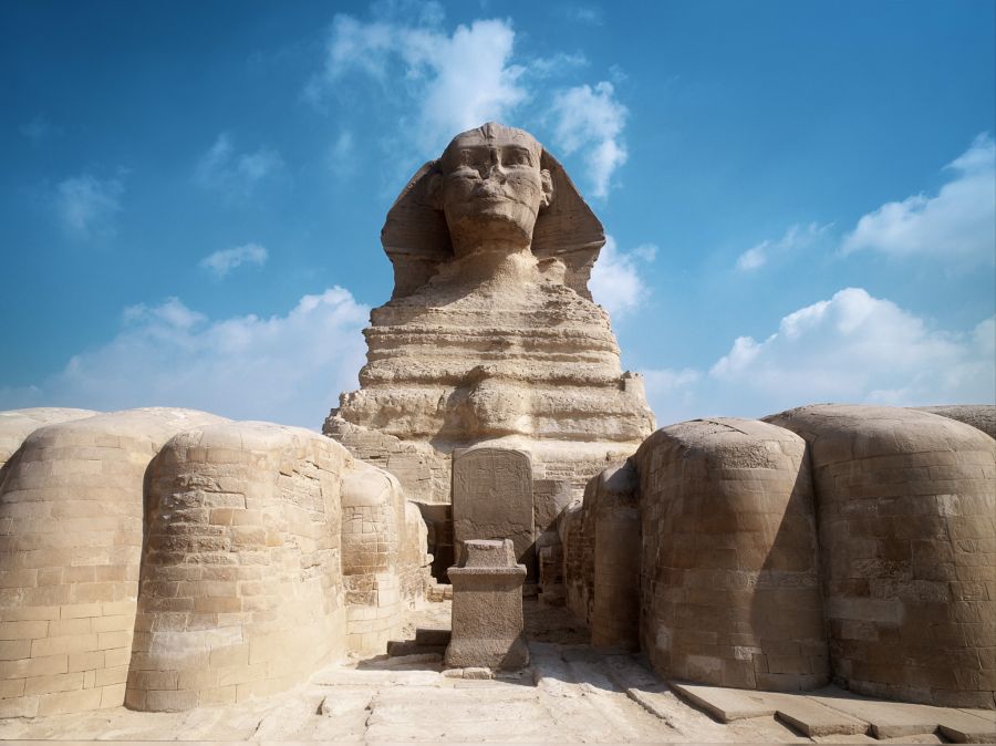 Im Schatten dieser historischen Pyramiden thront die ehrwürdige Sphinx – Hüterin der ägyptischen Geschichte.