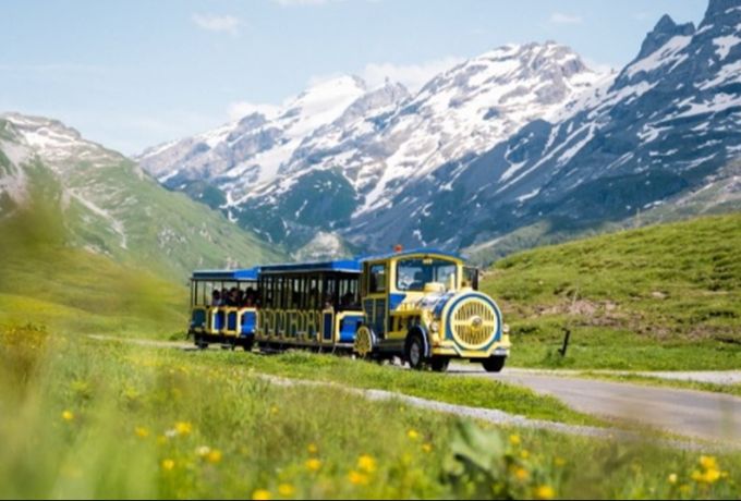 Der beliebte Frutt-Zug verkehrt stündlich zwischen der alten Bergstation und Tannalp. Melchsee-Frutt