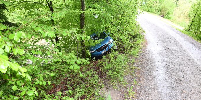 In Oberbüren ist ein Autofahrer ein Waldbord hinabgerutscht. Selbstunfall in Oberbüren.