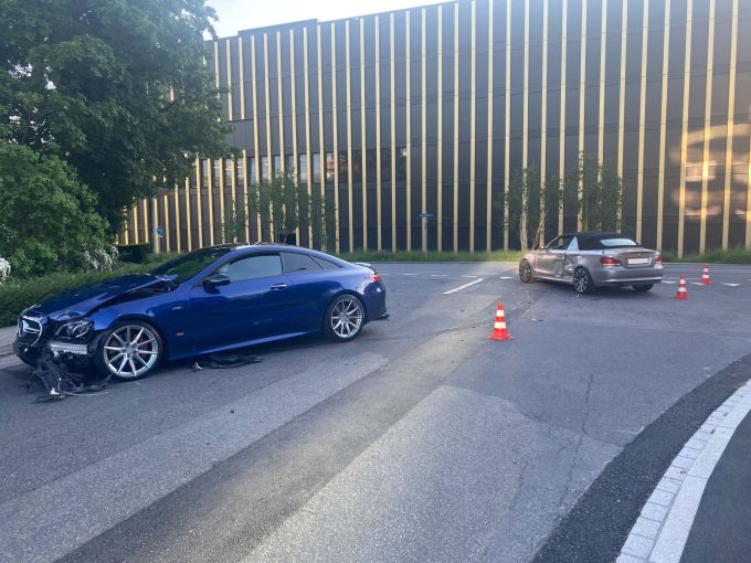 In Baar sind zwei Autos kollidiert. Kollision in Baar