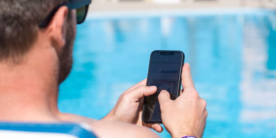 Die Unterschiede fürs Surfen im Internet oder Telefonieren sind je nach Reiseland und Anbieter enorm. (Symbolbild)