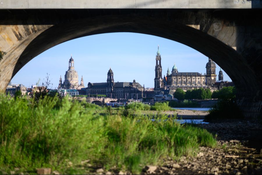 Auch bei der Elbe bei Dresden «fallen seit mehreren Tagen die Pegel». Das schränkt die Schifffahrt bereits ein.
