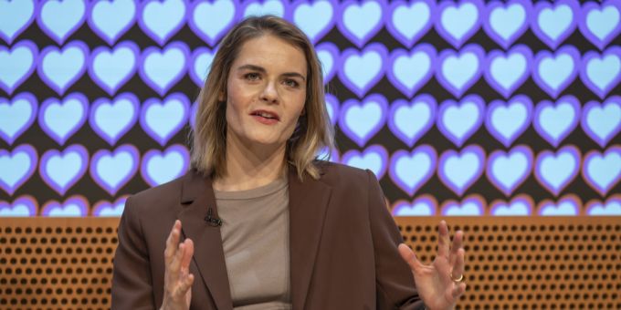Komikerin Hazel Brugger äussert sich zum ESC. Hazel Brugger